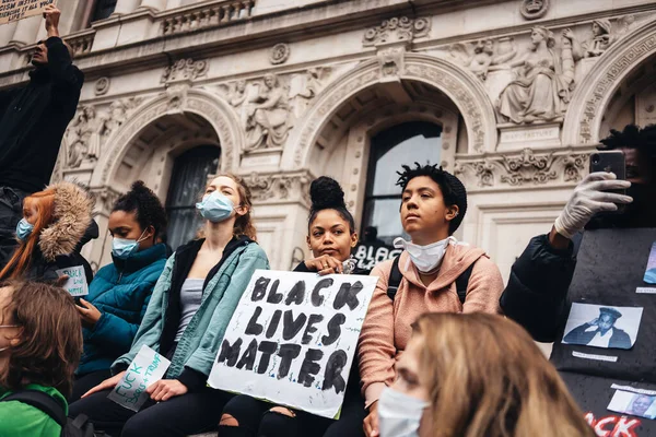 London 2020 Black Lives Matter Protest Lockdown Coronavirus Pandemic 唐宁街张贴横幅的抗议者 — 图库照片