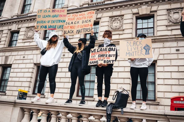 London / UK - 06 / 07 / 2020: Black Lives Matter protestosu koronavirüs salgını sırasında gerçekleşti. Hükümet binasında pankartlı protestocular