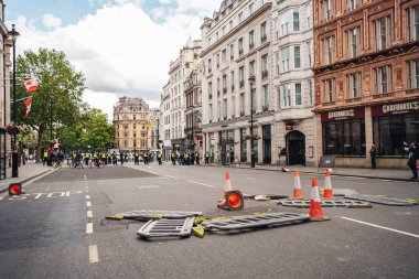 Londra / İngiltere - 06 / 13 / 2020: Siyahi Yaşamı Önemlidir protestosu koronavirüs salgını sırasında. Trafalgar meydanının yanındaki kırık barikatlar.