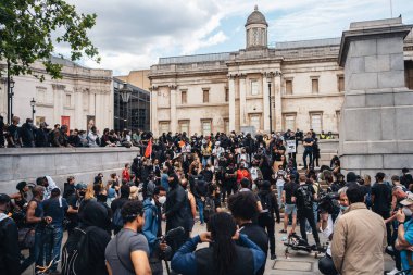 Londra / İngiltere - 06 / 13 / 2020: Siyahi Yaşamı Önemlidir protestosu koronavirüs salgını sırasında. Trafalgar meydanında protesto yapan büyük bir grup insan.