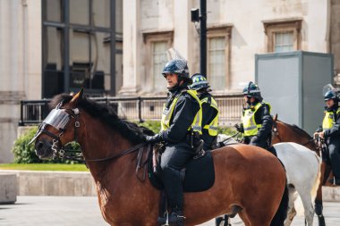 Londra / İngiltere - 06 / 13 / 2020: Siyahi Yaşamı Önemlidir protestosu koronavirüs salgını sırasında. Trafalgar Meydanı 'nda görevli polis memurları.