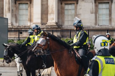 Londra / İngiltere - 06 / 13 / 2020: Siyahi Yaşamı Önemlidir protestosu koronavirüs salgını sırasında. Trafalgar Meydanı 'nda görevli polis memurları.