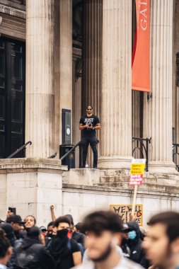 Londra / İngiltere - 06 / 13 / 2020: Siyahi Yaşamı Önemlidir protestosu koronavirüs salgını sırasında. Trafalgar Meydanı 'nda yüzlerce insan protesto ediyor.