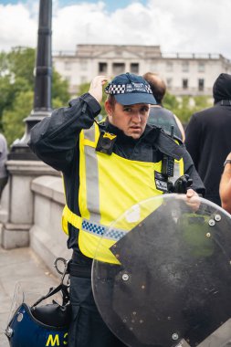 Londra / İngiltere - 06 / 13 / 2020: Siyahi Yaşamı Önemlidir protestosu koronavirüs salgını sırasında. Trafalgar Meydanı 'nda görevli polis memurları
