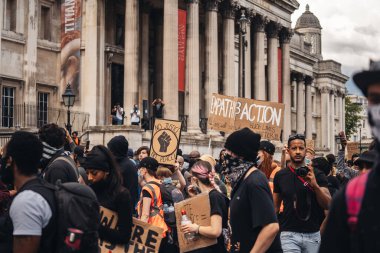 Londra / İngiltere - 06 / 13 / 2020: Siyahi Yaşamı Önemlidir protestosu koronavirüs salgını sırasında. Trafalgar Meydanı 'nda pankart taşıyan yüzlerce insan protesto ediyor.