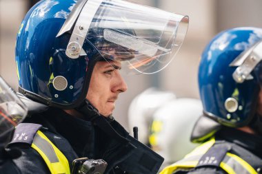 Londra / İngiltere - 06 / 13 / 2020: Siyahi Yaşamı Önemlidir protestosu koronavirüs salgını sırasında. Kask takan polislerin yakın plan portresi