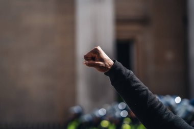 Londra / İngiltere - 06 / 13 / 2020: Polis memurları kuyruğu önünde maskeli genç protestocu