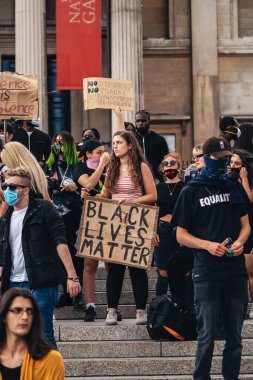 Londra / İngiltere - 06 / 13 / 2020: Siyahi Yaşamı Önemlidir protestosu koronavirüs salgını sırasında. Trafalgar Meydanı 'nda yüzlerce insan protesto ediyor.