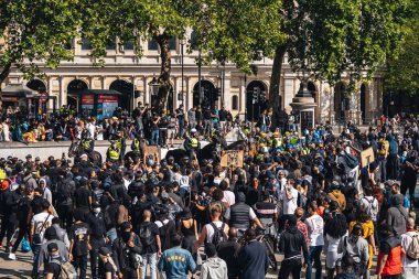 Londra / İngiltere - 06 / 13 / 2020: Siyahi Yaşamı Önemlidir protestosu koronavirüs salgını sırasında. Trafalgar Meydanı 'nda yüzlerce insan şişe fırlatıyor ve polis memurlarını taciz ediyor.