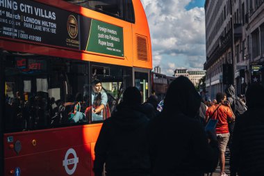 Londra / İngiltere - 06 / 13 / 2020: Siyahi Yaşamı Önemlidir protestosu koronavirüs salgını sırasında. Otobüsten protestoyu izleyen yolcular