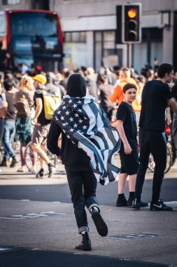 Londra / İngiltere - 06 / 13 / 2020: Siyahi Yaşamı Önemlidir protestosu koronavirüs salgını sırasında. Amerikan bayraklı adam