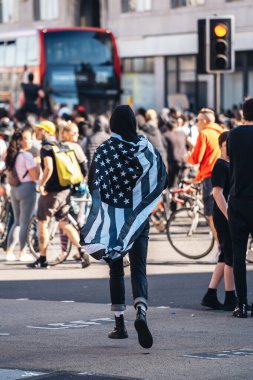 Londra / İngiltere - 06 / 13 / 2020: Siyahi Yaşamı Önemlidir protestosu koronavirüs salgını sırasında. Amerikan bayraklı adam