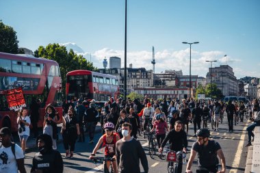 Londra / İngiltere - 06 / 13 / 2020: Siyahi Yaşamı Önemlidir protestosu koronavirüs salgını sırasında. Waterloo Brige 'de pankartlı insanlar