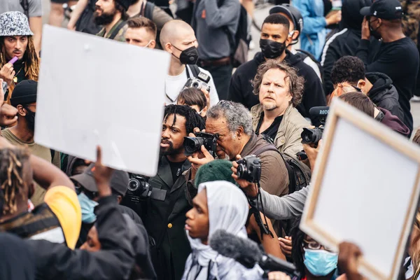 London 2020 Black Lives Matter Protest Lockdown Coronavirus Pandemic 人群中的摄影记者拍照 — 图库照片