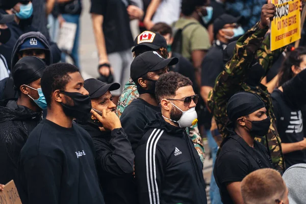 Londra / İngiltere - 06 / 13 / 2020: Siyahi Yaşamı Önemlidir protestosu koronavirüs salgını sırasında. Trafalgar Meydanı 'nda protesto yapan bir grup genç.