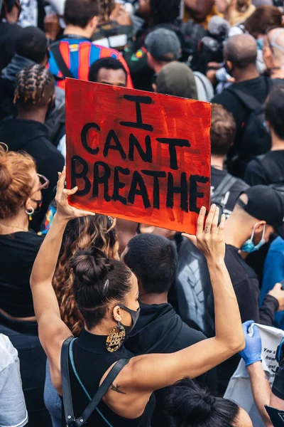 Londra / İngiltere - 06 / 13 / 2020: Siyahi Yaşamı Önemlidir protestosu koronavirüs salgını sırasında. Trafalgar Meydanı 'nda protesto pankartı soluyamıyorum.