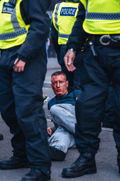 Лондон / Великобритания - 06 / 13 / 2020: Black Lives Matter protest during lockdown coronavirus pandemic. Офицеры полиции, защищающие белого человека, жестоко избиты жестокой толпой.
