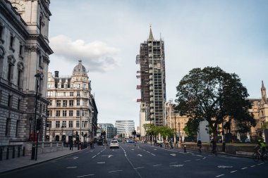 Londra / İngiltere - 06 / 06 / 2020: Güneşli Pazar günü neredeyse boş Parlamento Meydanı