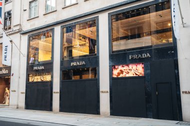 Londra / İngiltere - 06 / 06 / 2020: Londra 'daki Prada mağazası BLM' nin protestoları sırasında yağmaya hazır