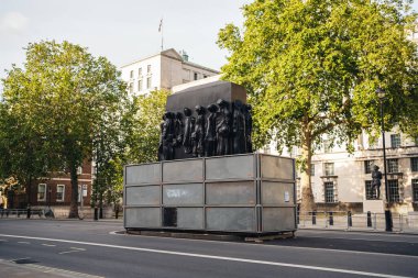 Londra / İngiltere - 06 / 06 / 2020: 2. Dünya Savaşı kadınları vandallardan korumak için çitlerle kaplı anıt