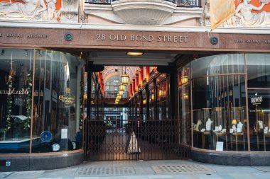 Londra / İngiltere - 06 / 06 / 2020: Londra 'daki kraliyet atari salonu BLM' nin protestoları sırasında yağmalanmaya hazır