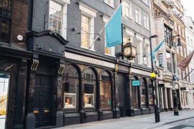 Londra / İngiltere - 06 / 06 / 2020: Londra 'daki Tiffany & Co mağazası BLM' nin protestoları sırasında yağmalanmaya hazır