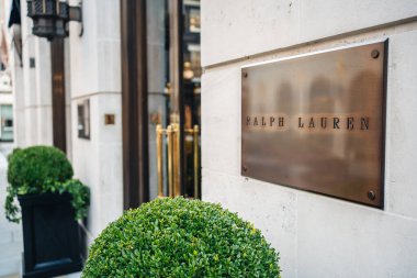 Londra / İngiltere - 06 / 06 / 2020: BLM protestoları sırasında Londra 'daki Ralph Lauren mağazası yağmaya hazır