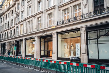 Londra / İngiltere - 06 / 06 / 2020: Zara mağazası salgından sonra açılmaya hazırlanıyor