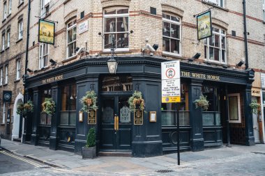 Londra / İngiltere - 06 / 06 / 2020: Soho 'daki Beyaz At Pub kapandı