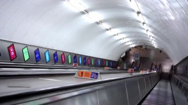 Londra / İngiltere - 06 / 13 / 2020: Londra 'nın işlek bölgesi, insanların COVID-19 Coronavirus salgını sırasında kendilerini soyutladıkları popüler bir yer. Yürüyen merdiven Piccadilly istasyonu