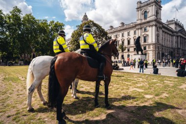 Londra / İngiltere - 06 / 20 / 2020: Sir Winston Churchill heykelini koruyan atlarla ilgili Metropolitan Polis Memurları Parlamento meydanında Siyah Yaşamları Protestocuları Önemsiyor