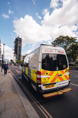Londra / İngiltere - 06 / 20 / 2020: Metropolitan Polisi Parlamento Meydanı 'nda yüksek alarmda. Minibüs, Araba, Ekipman.