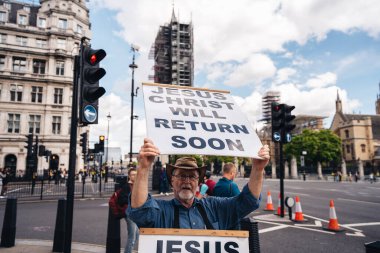 Londra / İngiltere - 06 / 20 / 2020: İngiliz Parlamentosu önündeki sokak vaizi, Siyahi Yaşamlar Önemli Protestoları sırasında Meclis meydanında İsa 'nın yakında döneceğini belirtti