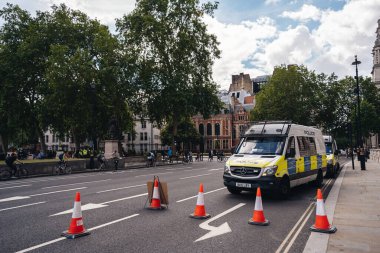 Londra / İngiltere - 06 / 20 / 2020: Metropolitan Polisi Parlamento Meydanı 'nda yüksek alarmda. Minibüs, Araba, Ekipman.