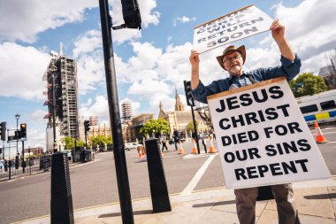 Londra / İngiltere - 06 / 20 / 2020: İngiliz Parlamentosu önündeki sokak vaizi, Siyahi Yaşamlar Önemli Protestoları sırasında Meclis meydanında İsa 'nın yakında döneceğini belirtti
