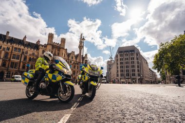 Londra / İngiltere - 06 / 20 / 2020: Siyah Yaşamları Bekleyen motosikletli Metropolitan Polis Memurları Protestocuların Geçmesini Bekliyor.
