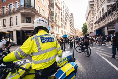 Londra / İngiltere - 06 / 20 / 2020: Siyah Yaşamları Bekleyen motosikletli Metropolitan Polis Memurları Protestocuların Geçmesini Bekliyor.