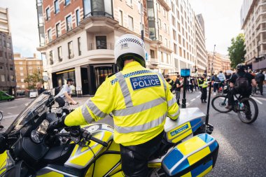 Londra / İngiltere - 06 / 20 / 2020: Siyah Yaşamları Bekleyen motosikletli Metropolitan Polis Memurları Protestocuların Geçmesini Bekliyor.