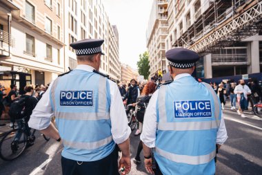 Londra / İngiltere - 06 / 20 / 2020: İki Siyahi Yaşamı Önünde duran Polis Memuru Parlamento Meydanı, Westminster 'a giden protestocular, ellerinde bayraklar ve sloganlar taşıyorlar