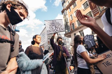 Londra / İngiltere - 06 / 20 / 2020: İngiltere 'li Adam Westminster Parlamentosu meydanına giden Siyahi Yaşamlar Önemli Protestolarda masum değil