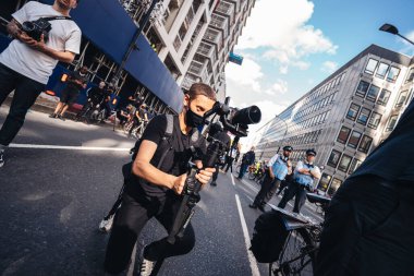Londra / İngiltere - 06 / 20 / 2020: Siyahi Yaşamlardan oluşan dev bir kalabalığı vuran kameraman, protestocuları Parliament Square, Westminster 'a yönelterek ellerinde bayraklar ve sloganlar taşıyorlar.