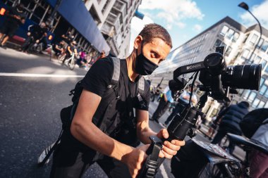 Londra / İngiltere - 06 / 20 / 2020: Siyahi Yaşamlar Büyük bir kalabalık protestocuları Parlamento Meydanı, Westminster 'a yönlendiriyor, sloganlar atıyor ve pankartlar taşıyorlar