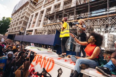 Londra / İngiltere - 06 / 20 / 2020: Siyahi Yaşamlar Büyük bir kalabalık protestocuları Parlamento Meydanı, Westminster 'a yönlendiriyor, sloganlar atıyor ve pankartlar taşıyorlar