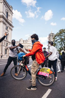 Londra / İngiltere - 06 / 20 / 2020: Siyahi Yaşamlar Büyük bir kalabalık protestocuları Parlamento Meydanı, Westminster 'a yönlendiriyor, sloganlar atıyor ve pankartlar taşıyorlar