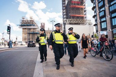 Londra / İngiltere - 06 / 20 / 2020: Siyahi Hayatların Büyük Kalabalığındaki Polis Memurları Göstericiler Trafalgar Meydanı 'na gidiyor, ellerinde bayraklar ve sloganlar var