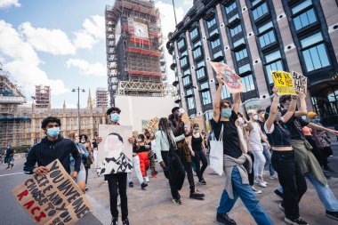 Londra / İngiltere - 06 / 20 / 2020: Siyahi Hayatları 'ndan oluşan dev bir kalabalık, protestocuları Trafalgar Meydanı' na yönelterek ilahi söyleyip pankart taşıyorlar
