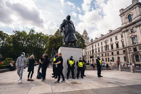 Londres Reino Unido 2020 Policiais Metropolitanos Protegem Estátua Sir Winston — Fotografia de Stock