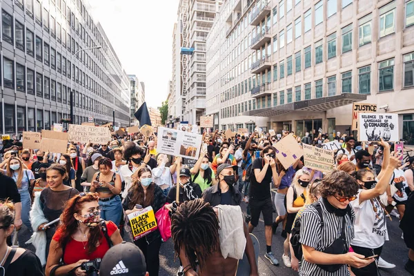 Londra / İngiltere - 06 / 20 / 2020: Siyahi Yaşamlar Büyük bir kalabalık protestocuları Parlamento Meydanı, Westminster 'a yönlendiriyor, sloganlar atıyor ve pankartlar taşıyorlar