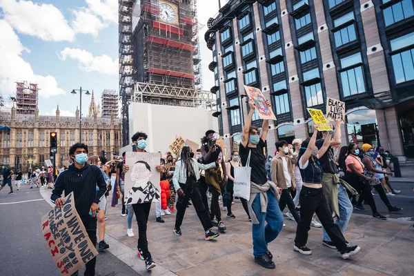 Londra / İngiltere - 06 / 20 / 2020: Siyahi Hayatları 'ndan oluşan dev bir kalabalık, protestocuları Trafalgar Meydanı' na yönelterek ilahi söyleyip pankart taşıyorlar