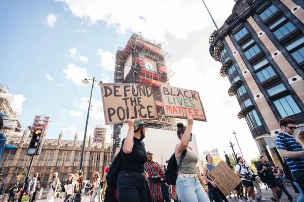ロンドン イギリス 2020年6月20日 黒人の大群衆トラファルガー広場に向かう抗議者が警察の旗を叫び 拒否する — ストック写真
